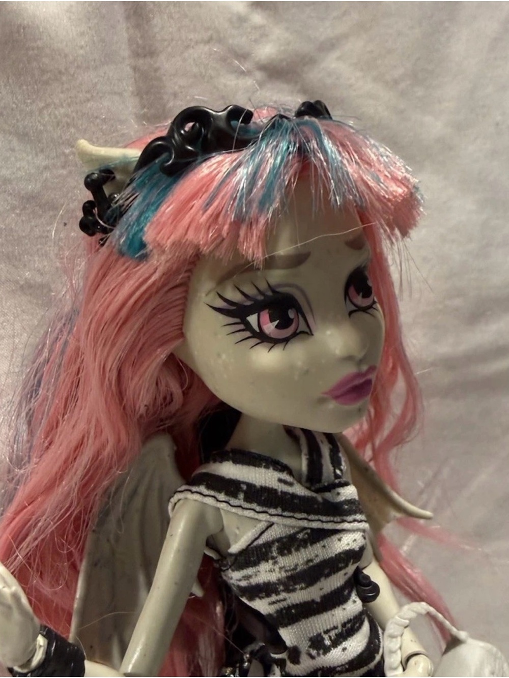 Monster High Rochelle Goyle Doll Creeproduction / Original Outfit w/ Pet Roux - Picture 2 of 4